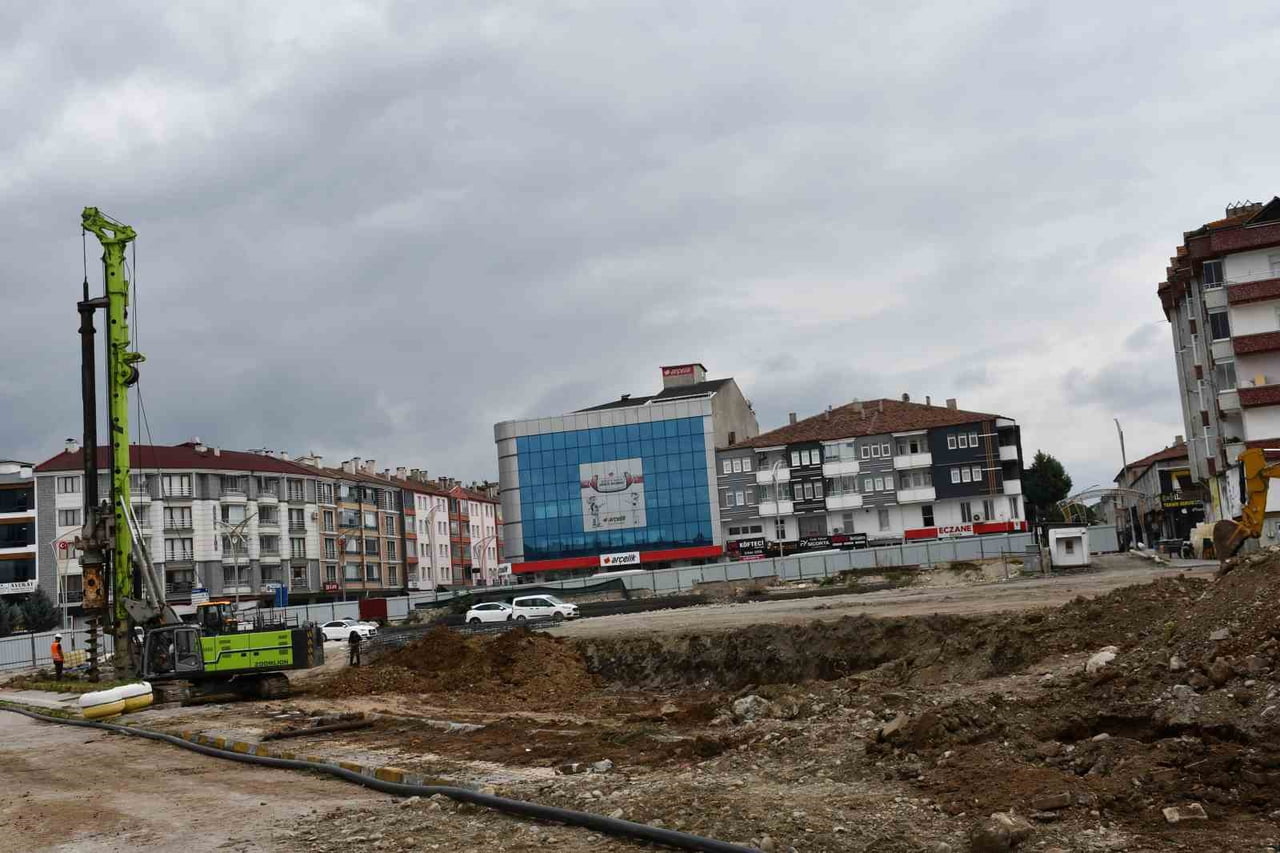 VEZİRKÖPRÜ’DE MEYDAN VE OTOPARK PROJESİ’NDE FİİLİ ÇALIŞMALAR BAŞLADI. İLÇE MERKEZİNDEKİ OTOPARK...