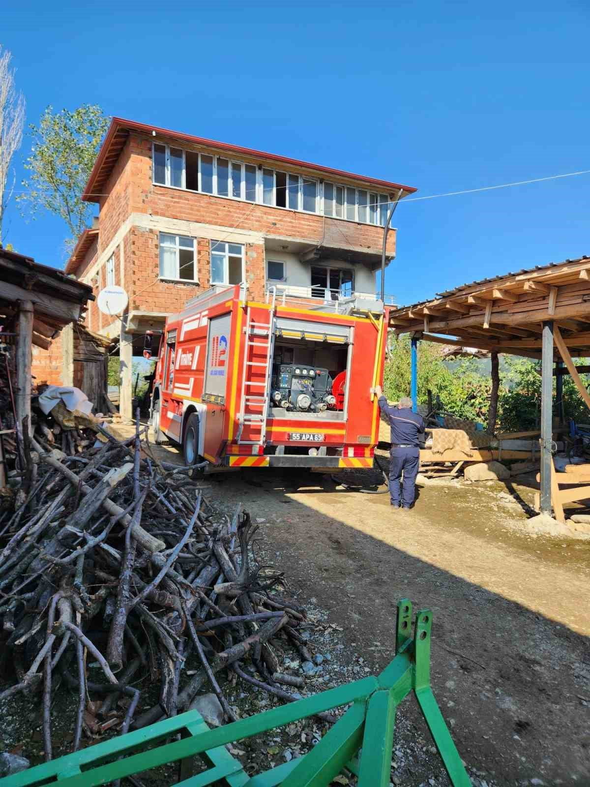 VEZİRKÖPRÜ İLÇESİNDE BİR EVİN MUTFAĞINDA ÇIKAN YANGIN, İTFAİYE EKİPLERİNİN HIZLI MÜDAHALESİYLE...