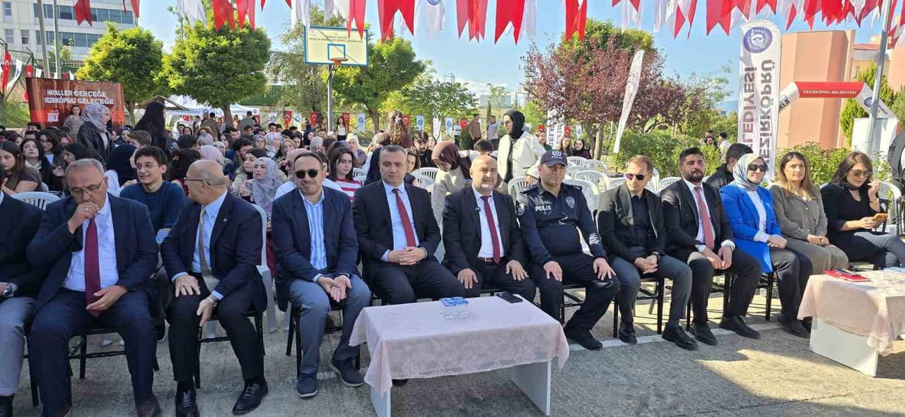 VEZİRKÖPRÜ MYO’DA ÜNİVERSİTELİLERE GÖRKEMLİ KARŞILAMA TÖRENİ