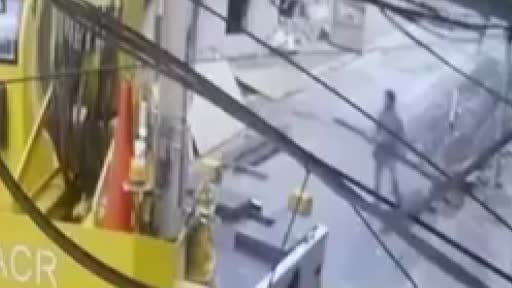 Vinç halatı koptu, bir işçi yüzlerce kiloluk malzemenin altında kalmaktan son anda kurtuldu