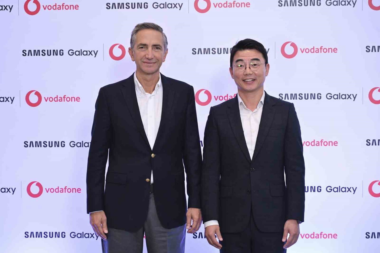 VODAFONE TÜRKİYE CEO’SU ENGİN AKSOY VE SAMSUNG ELECTRONİCS TÜRKİYE CEO’SU BİLLY KİM