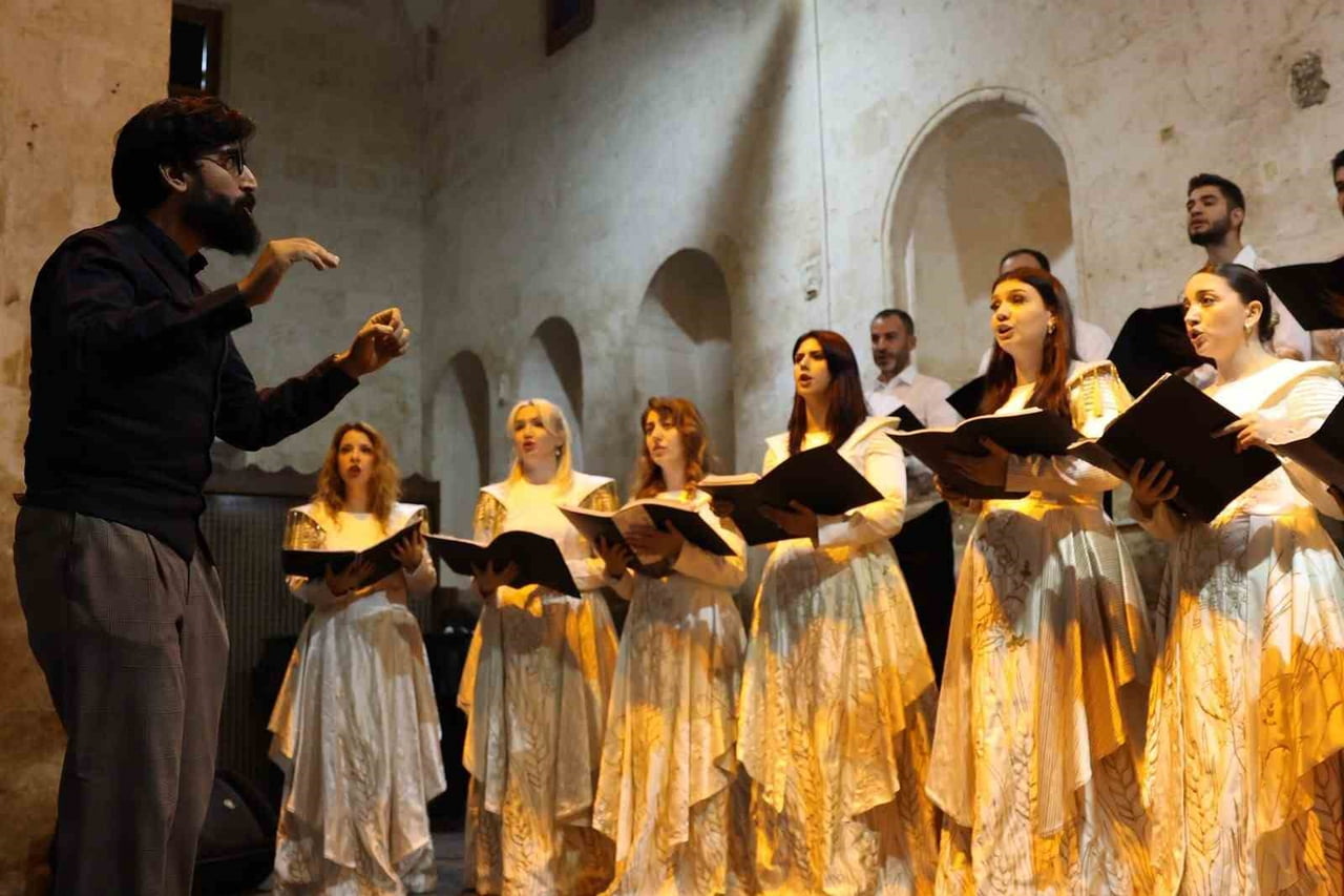 VOX HUMANİS GRUBU GAZZELİ ÇOCUKLAR İÇİN BESTELEDİĞİ "FIRAT’IN ÖBÜR YAKASINDA UNUTTUKLARIMIZ" ADLI...