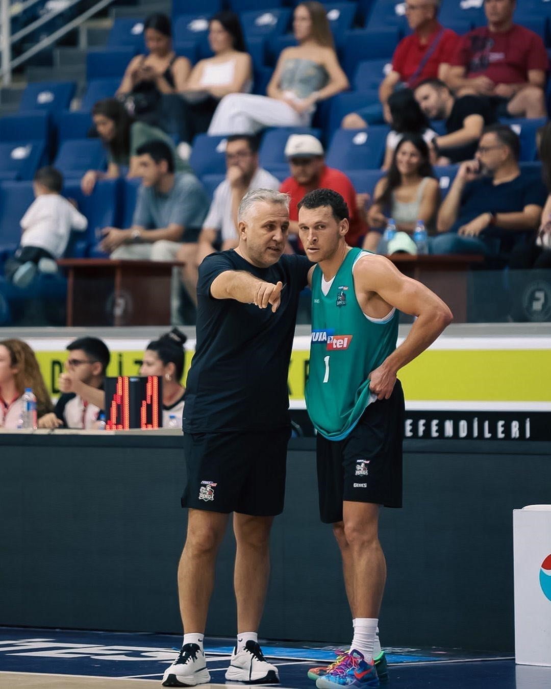 Y. DENİZLİ BASKET BAŞANTRENÖRÜ ZAFER AKTAŞ, YOĞUN MAÇ TEMPOSUNDA OYUNCULARINI MÜMKÜN OLDUĞUNCA...