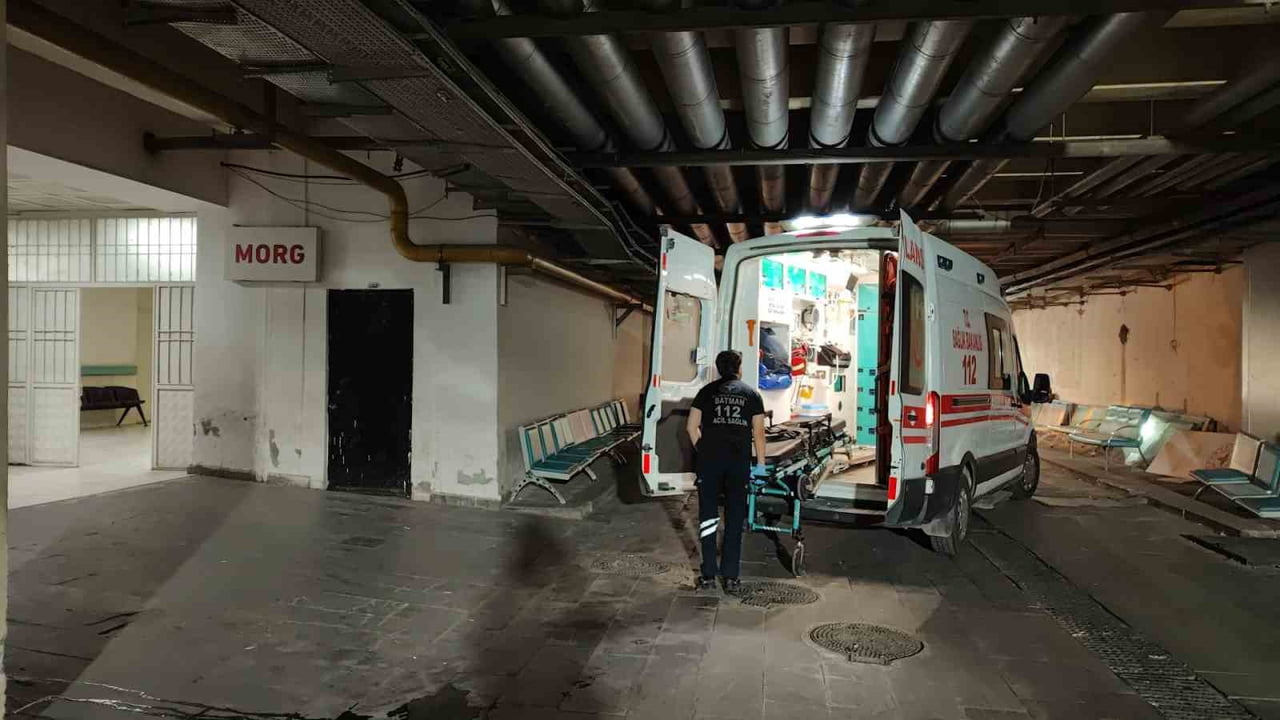 YAKINLARININ YARDIMIYLA BATMAN EĞİTİM VE ARAŞTIRMA HASTANESİNE KALDIRILAN YAVUZ, DOKTORLARIN...