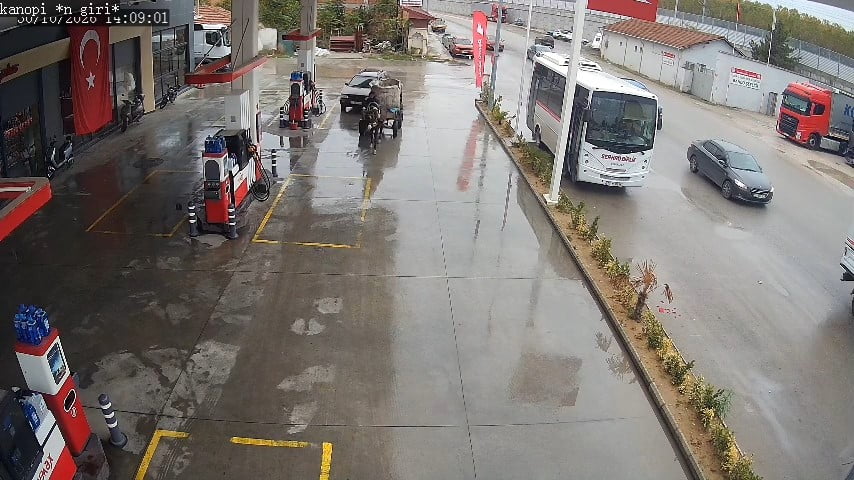 YAKITI BİTEN BİR ARAÇ, YOLDAN GEÇEN AT ARABASININ YARDIMIYLA 2 KİLOMETRE BOYUNCA ÇEKEREK AKARYAKIT...
