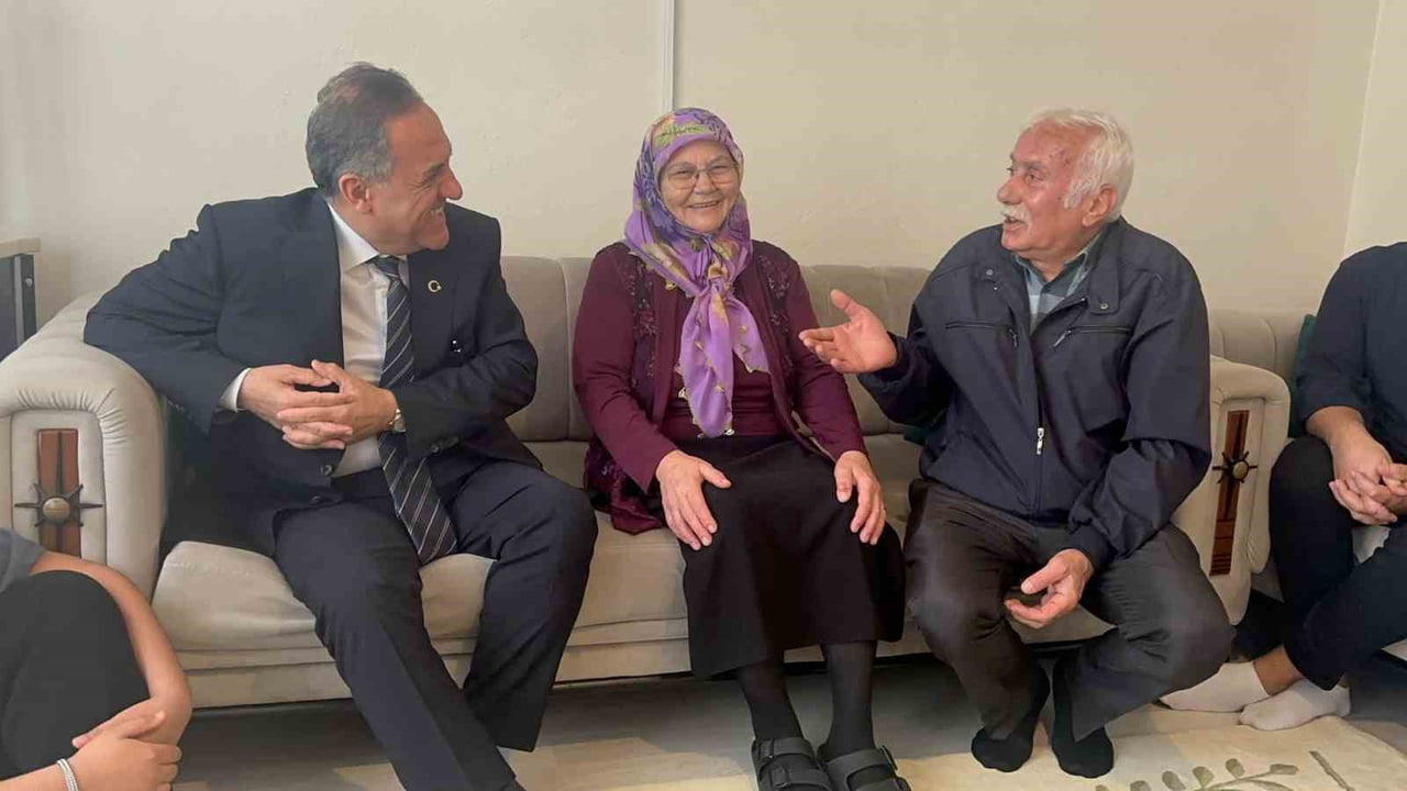 YALOVA'DA SAĞANAK SIRASINDA EVİNİN SOKAĞINDAKİ MAZGALI YAPRAKLARDAN TEMİZLEYEN 65 YAŞINDAKİ...
