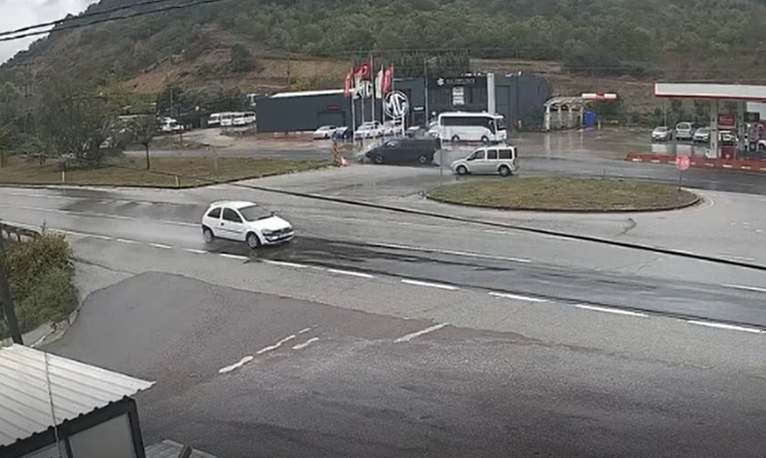 YALOVA-BURSA KARA YOLUNDA MİNİBÜSÜN ÇARPMASI SONUCU İKİYE BÖLÜNEN OTOMOBİLİN 75 YAŞINDAKİ SÜRÜCÜSÜ...