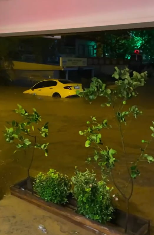 YALOVA’NIN ARMUTLU İLÇESİNDE ETKİLİ OLAN SAĞANAK YAĞIŞ ETKİLİ OLUYOR.  YAĞIŞ NEDENİYLE DERELER...