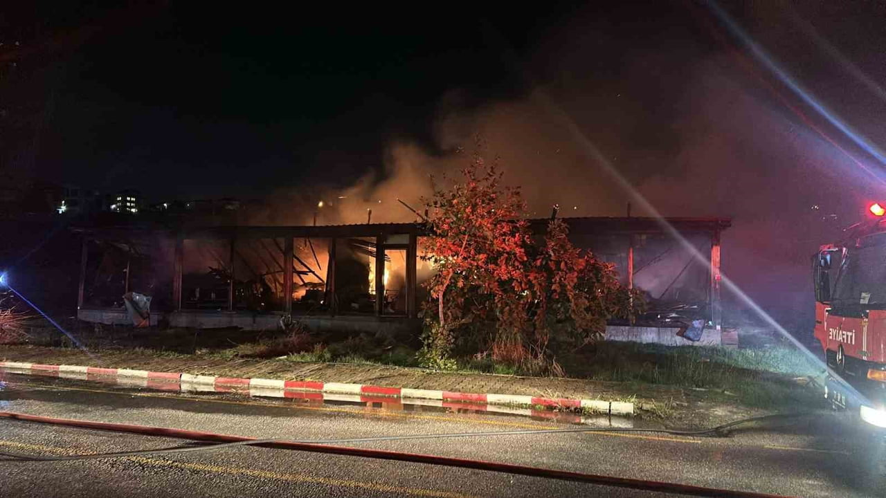 YALOVA’NIN KADIKÖY BELDESİNDE MOBİLYA İMALATHANESİNDE ÇIKAN YANGIN İTFAİYE EKİPLERİNİN...