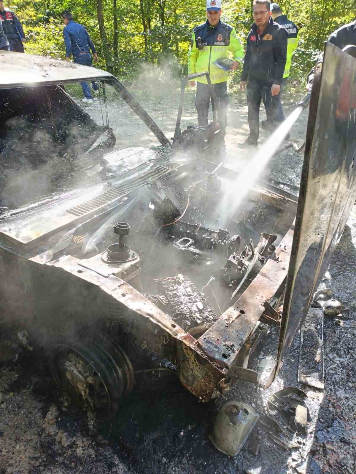 YANGINDA ARACIN MOTOR KISMI TAMAMEN YANARKEN, OTOMOBİL KULLANILAMAZ HALE GELDİ.