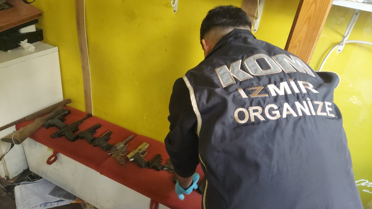 YAPILAN ARAMADA 1 RUHSATSIZ AV TÜFEĞİ,  1 RUHSATSIZ TOPLU TABANCA, 5 KURUSIKI TABANCA, 3 HAVALI...