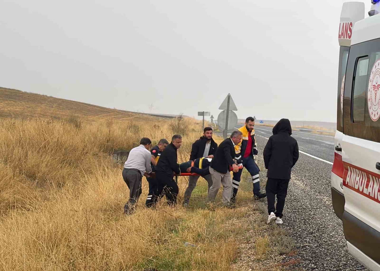 YARALI, İLK MÜDAHALESİNİN ARDINDAN AMBULANSLA SİLVAN DR. YUSUF AZİZOĞLU DEVLET HASTANESİNE SEVK...
