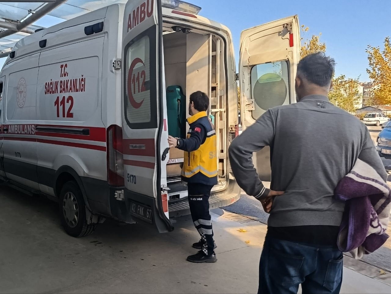 YARALI KADIN, AMBULANSLA BEYŞEHİR DEVLET HASTANESİ'NE KALDIRILARAK TEDAVİ ALTINA ALINDI.
