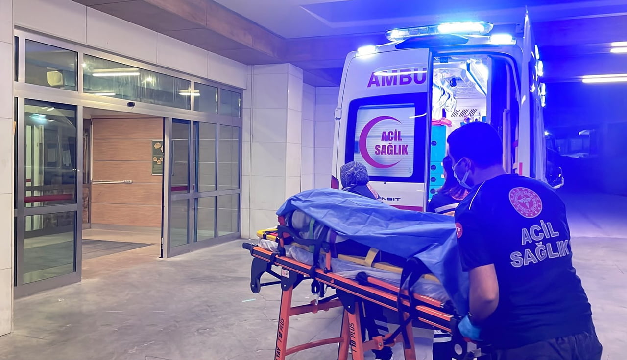 YARALI KADIN, AMBULANSLA KARAMAN EĞİTİM VE ARAŞTIRMA HASTANESİ’NE KALDIRILARAK TEDAVİ ALTINA...