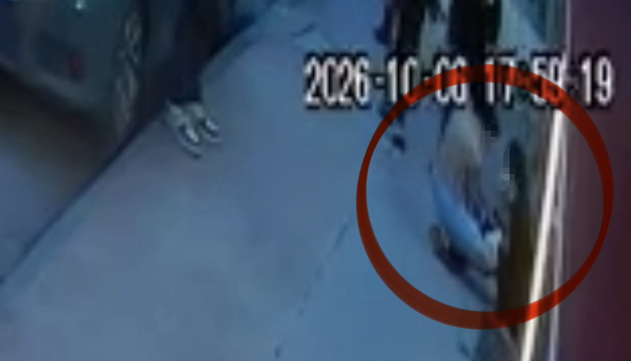YARALI KADININ EVDEN ÇIKIP EVİN ÖNÜNE OTURMASI GÜVENLİK KAMERASI GÖRÜNTÜSÜ