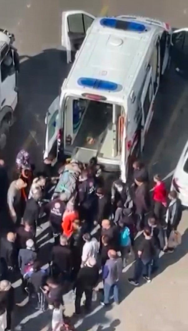 YARALI, SAĞLIK EKİPLERİ TARAFINDAN OLAY YERİNDE YAPILAN İLK MÜDAHALELERİN ARDINDAN AMBULANSLA...