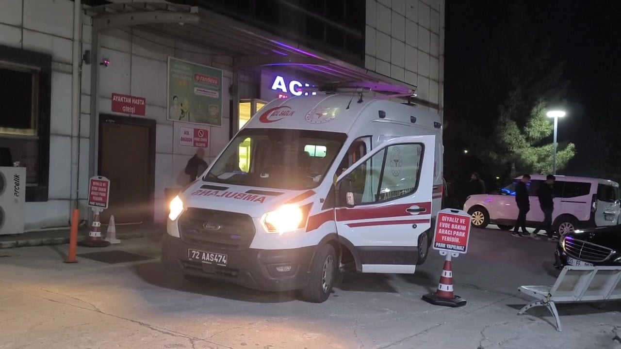 YARALILAR, OLAY YERİNDE YAPILAN İLK MÜDAHALELERİNİN ARDINDAN AMBULANSLARLA GERCÜŞ DEVLET...