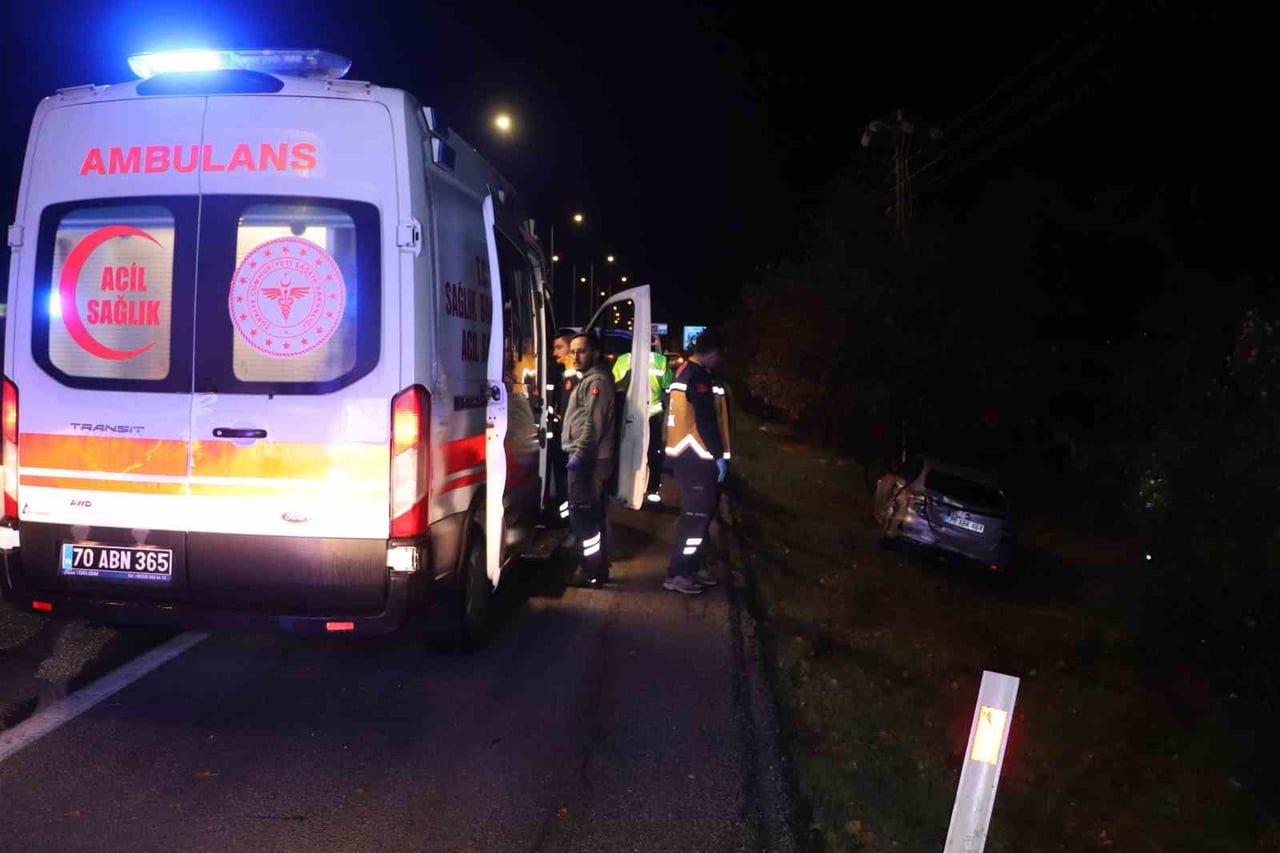 YARALILAR, SAĞLIK EKİPLERİNİN OLAY YERİNDEKİ İLK MÜDAHALESİNİN ARDINDAN AMBULANSLARLA KARAMAN...