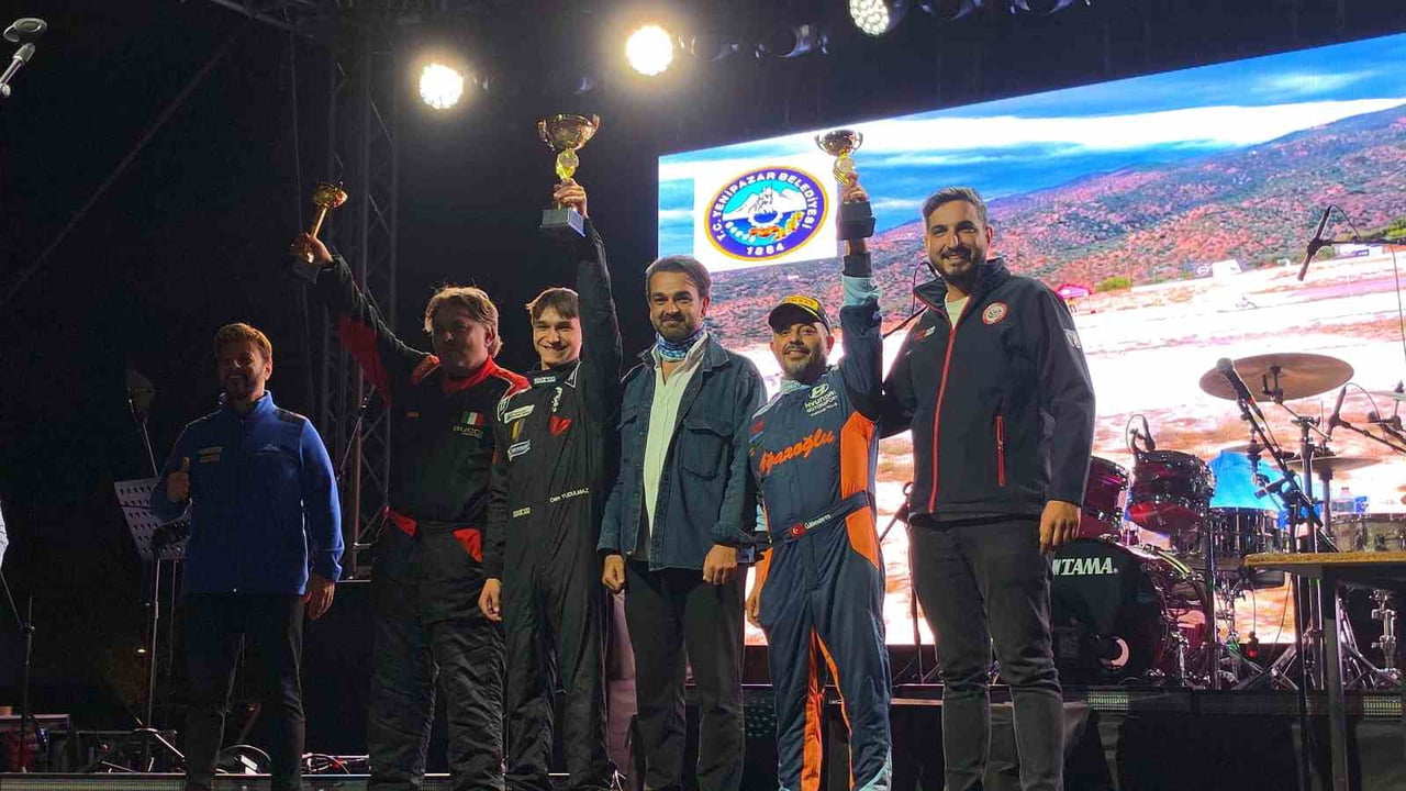 YARIŞLARIN SONUNDA DERECEYE GİRENLER KUPALARINI KALDIRIRKEN SPONSORLARA VE DESTEK VERENLERE DE...