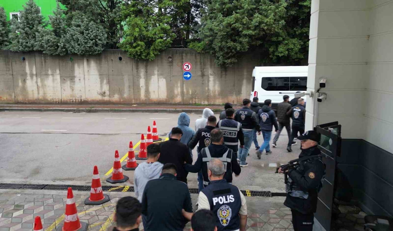 YASA DIŞI BAHİS VE KUMAR SİTELERİNE PARA TRANSFERLERİNE ARACILIK ETTİKLERİ İDDİA EDİLEN...
