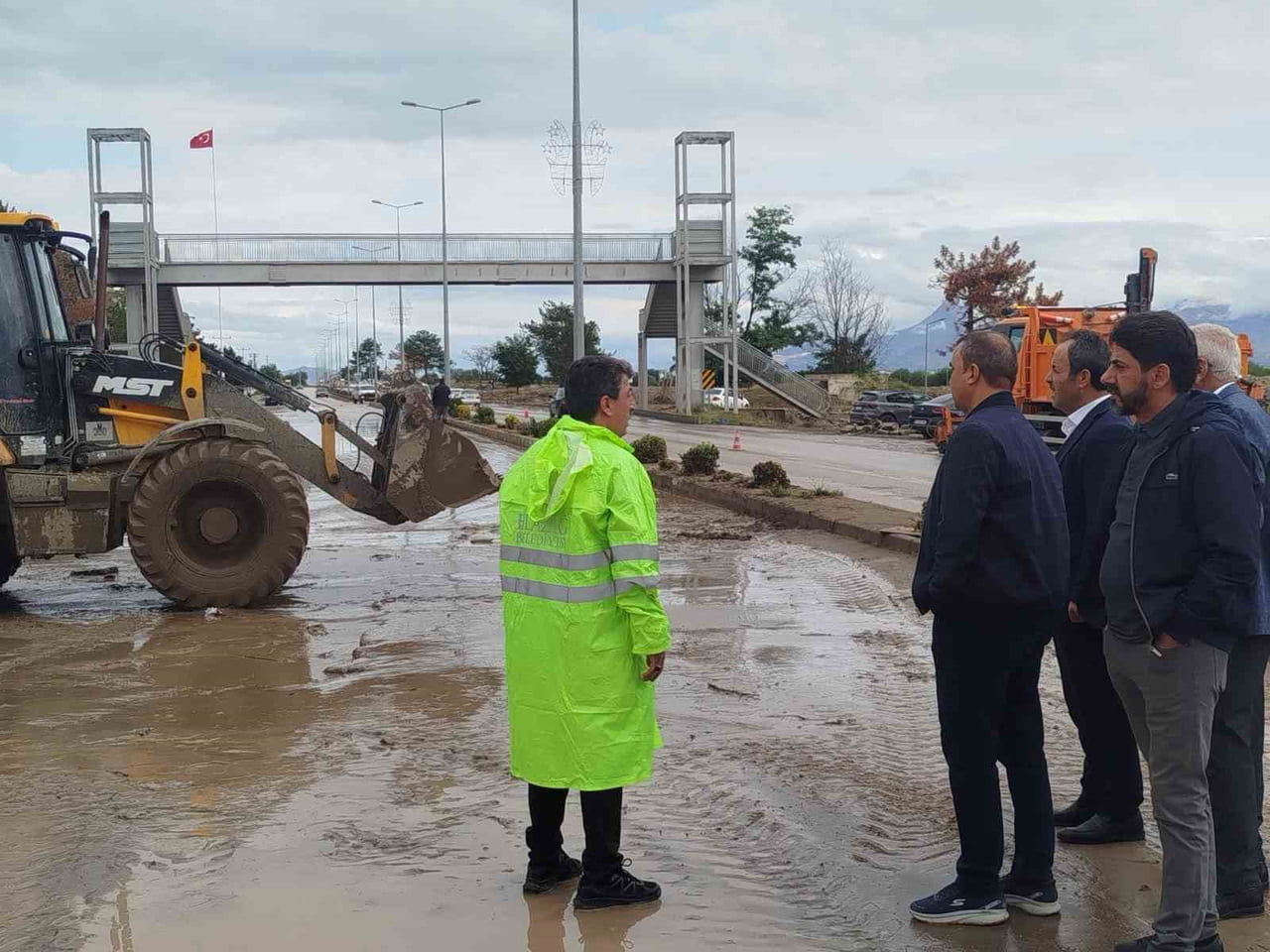 YAŞANILAN SEL AFETİNİN İLK ANINDAN İTİBAREN BELEDİYENİN TÜM İMKANLARIYLA SAHADA OLDUKLARINI DİLE...