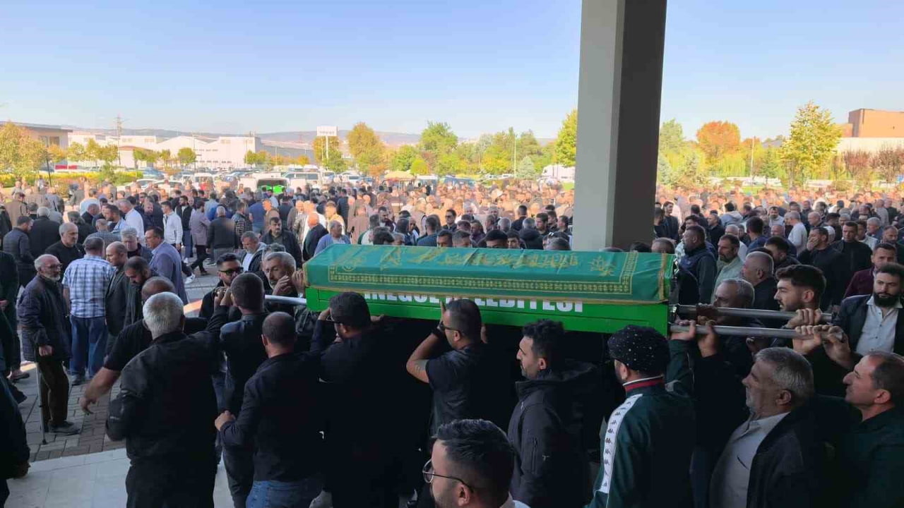 YASİN NİĞDELİOĞLU İÇİN İNEGÖL OSB CAMİİ'NDE ÖĞLE NAMAZINI MÜTEAKİP CENAZE NAMAZI...
