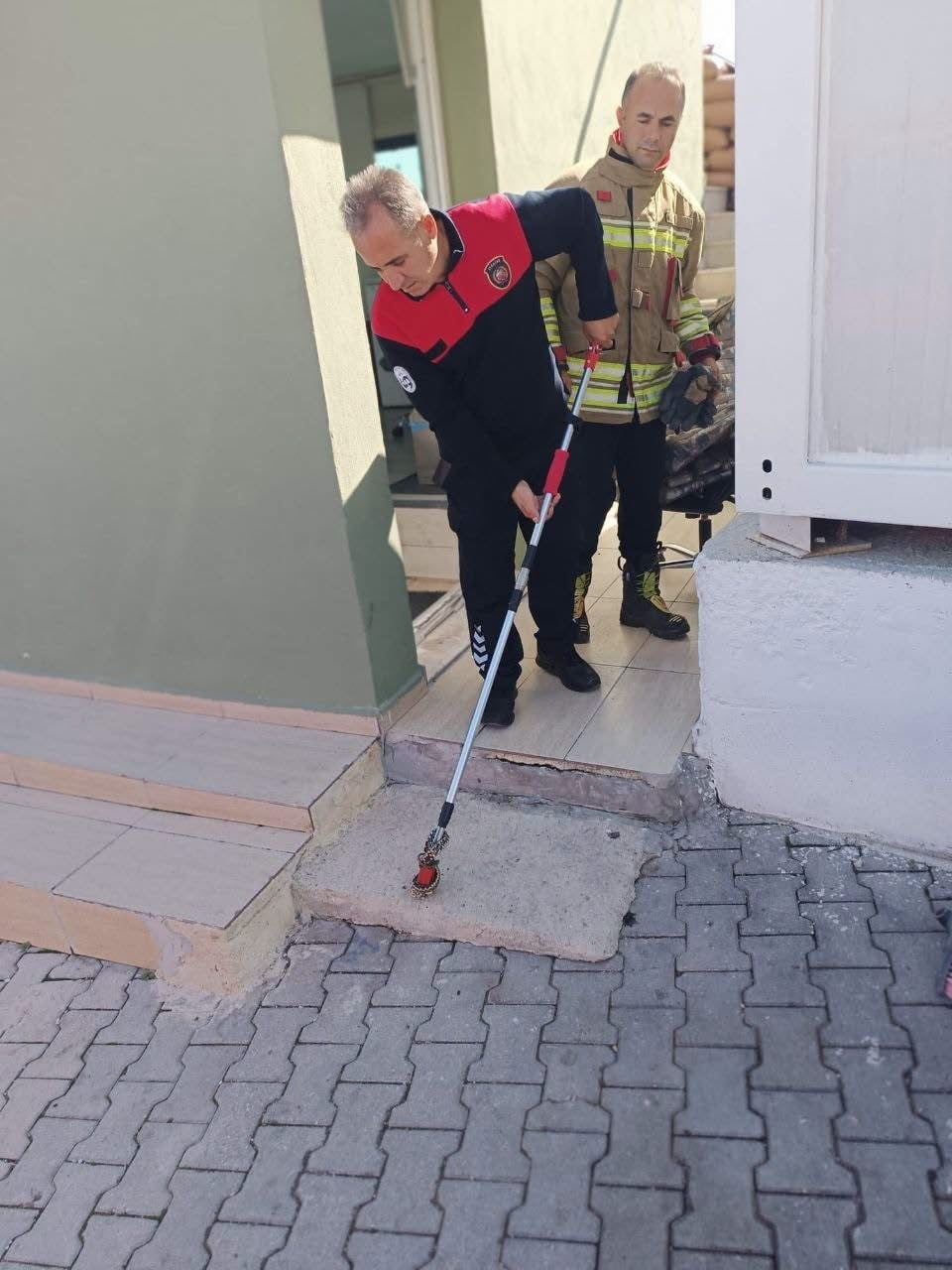 YAYLADAĞI’NDA YERLEŞİM YERİNDE GÖRÜLEN YILAN, İTFAİYE EKİPLERİNCE YAKALANARAK DOĞAL YAŞAM ALANINA...