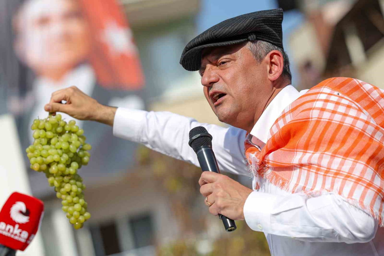 YENİ PARTİ GENEL BAŞKANI ÖZGÜR ÖZEL, MANİSA'NIN SARIGÖL İLÇESİNDE ÜZÜM ÜRETİCİLERİNE HİTAP...
