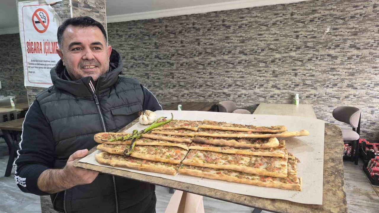 YERKÖY İLÇESİNİN MEŞHUR PİDESİ, LEZZETİYLE KONYA'NIN ETLİ EKMEĞİNE RAKİP OLDU.