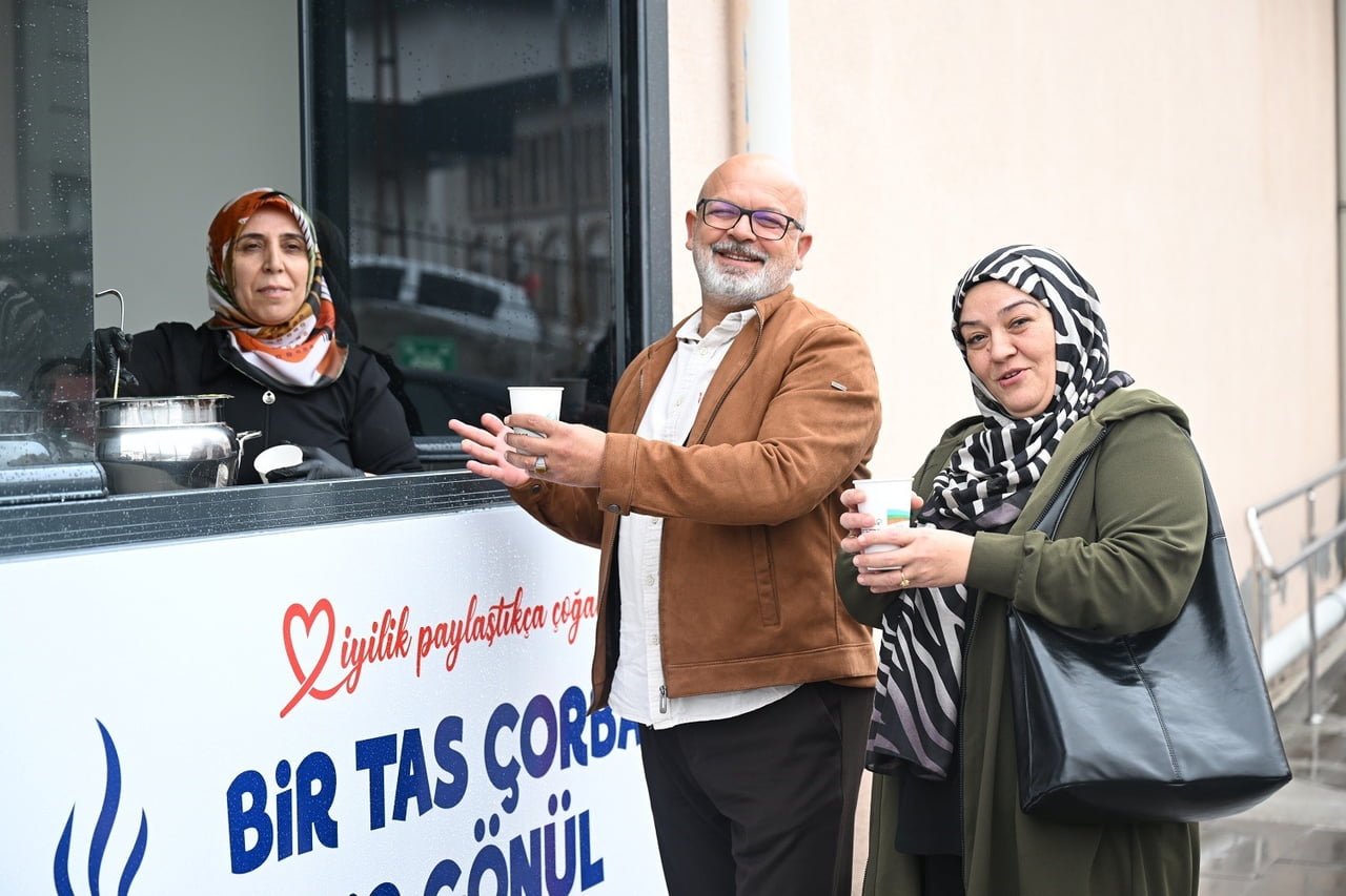 YEŞİLYURT’TA HASTA VE HASTA YAKINLARINA SICAK ÇORBA İKRAMI