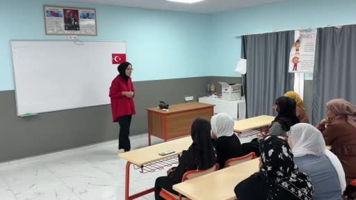 Yıllar sonra gelen mutluluk: Okuma-yazma öğrendiler, pasta kesip mezun oldular