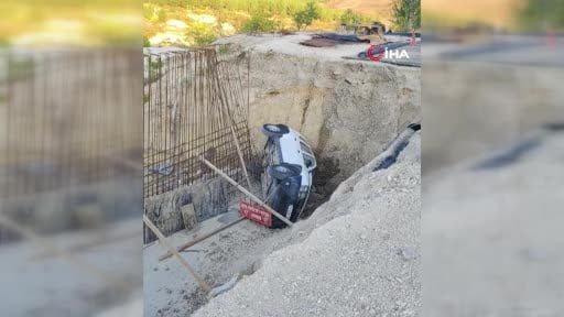 Yol çalışmasını fark edemeyip 4 metrelik şarampole devrildi