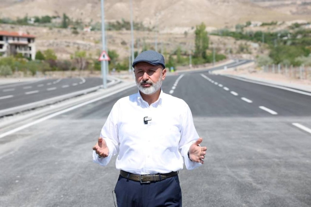 ‘YOL MEDENİYETTİR’ ANLAYIŞIYLA KOCASİNAN’IN ULAŞIM ALTYAPISINI GÜÇLENDİRMEYE DEVAM ETTİKLERİNİ...