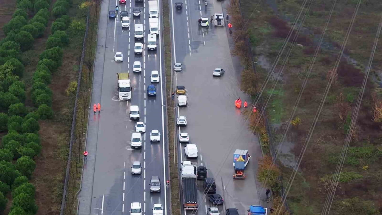 YOLDA BİRİKEN SU NEDENİYLE ARAÇLAR İLERLEYEMEDİ, TRAFİK ADETA DURMA NOKTASINA GELDİ