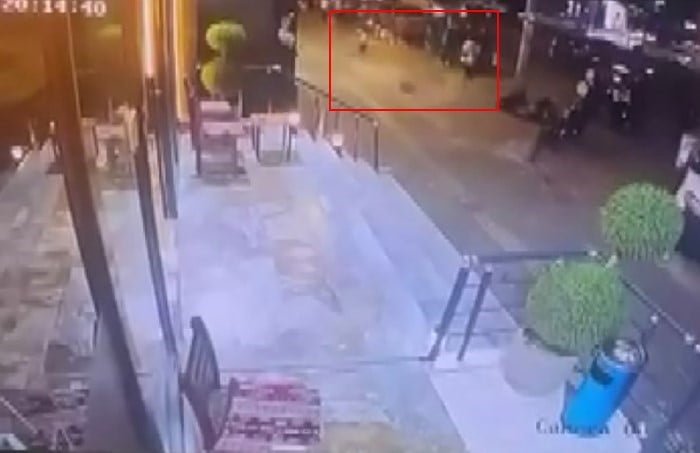 YOLDA YÜRÜYEN KADIN SANİYELERLE ÖLÜMDEN KURTULDU. OLAY ANI GÜVENLİK KAMERASINA YANSIDI.