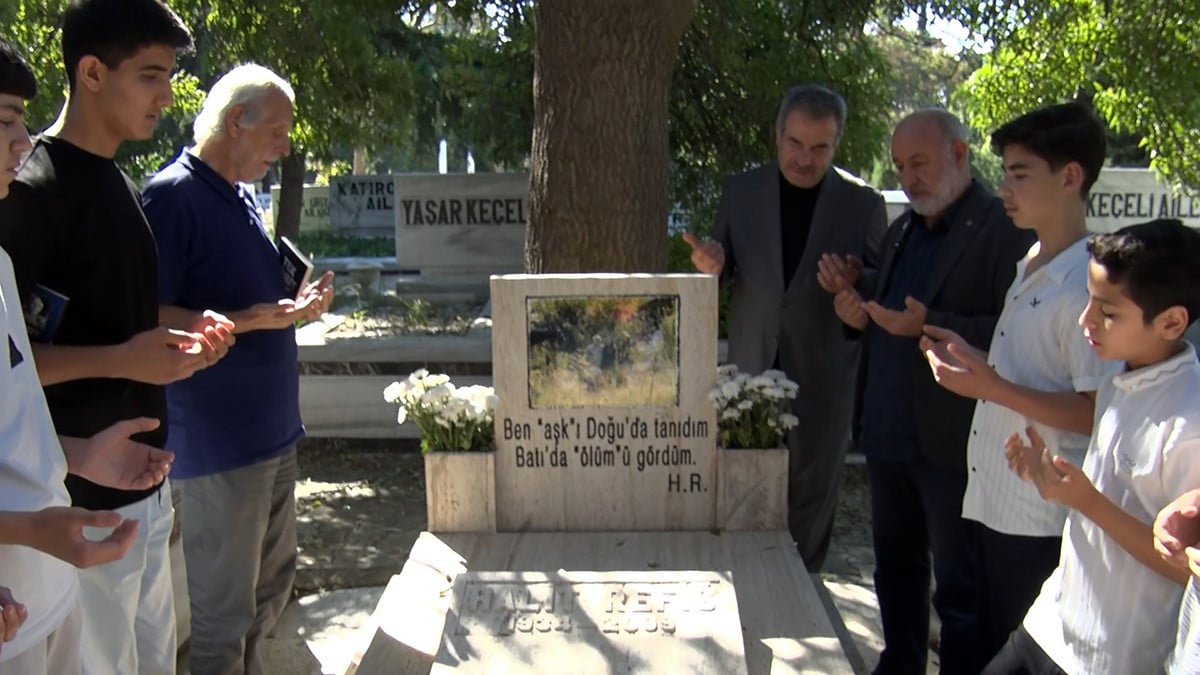 YÖNETMEN HALİT REFİĞ, VEFATININ 17'NCİ YIL DÖNÜMÜNDE ZİNCİRLİKUYU MEZARLIĞI'NDAKİ KABRİ BAŞINDA...