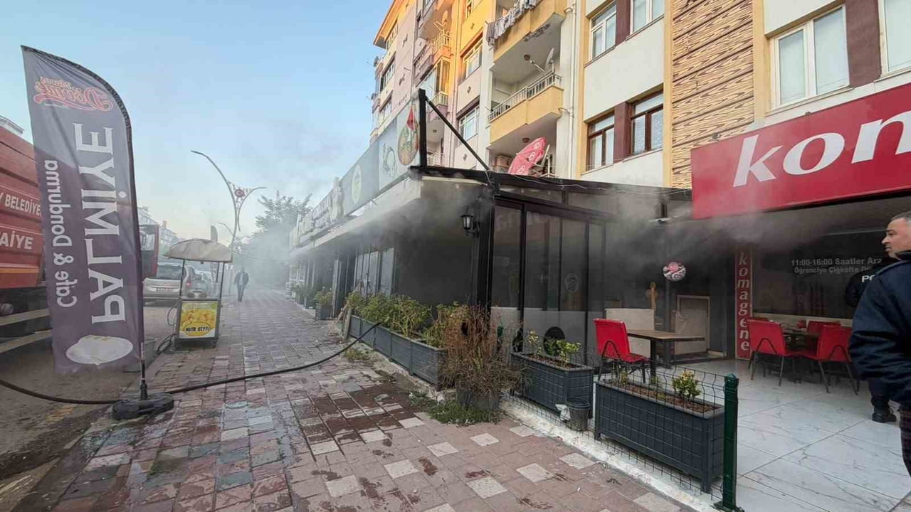 YOZGAT'IN YERKÖY İLÇESİNDE BİR İŞ YERİNDE ÇIKAN YANGIN BÜYÜMEDEN SÖNDÜRÜLDÜ.-