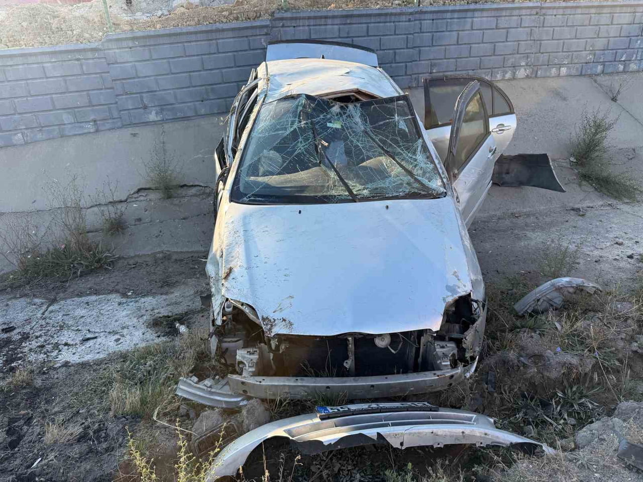 YOZGAT’TA REFÜJE ÇARPAN OTOMOBİLİN DEVRİLMESİ SONUCU 3 KİŞİ YARALANDI.-