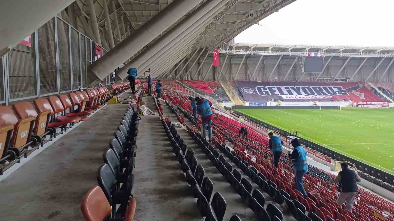 YÜKÜMLÜLER ÇORUM FK'NIN MAÇLARINI OYNADIĞI STADYUMU TEMİZLEDİ.