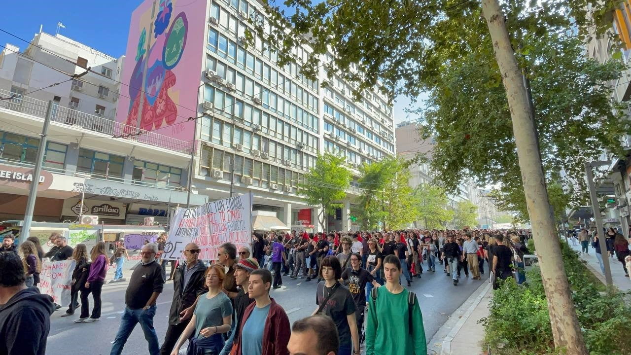 YUNANİSTAN'IN BAŞKENTİ ATİNA'DA 10 BİNDEN FAZLA ÖĞRENCİ VE ÖĞRETMEN ÜLKEDEKİ EĞİTİM SİSTEMİNDE...