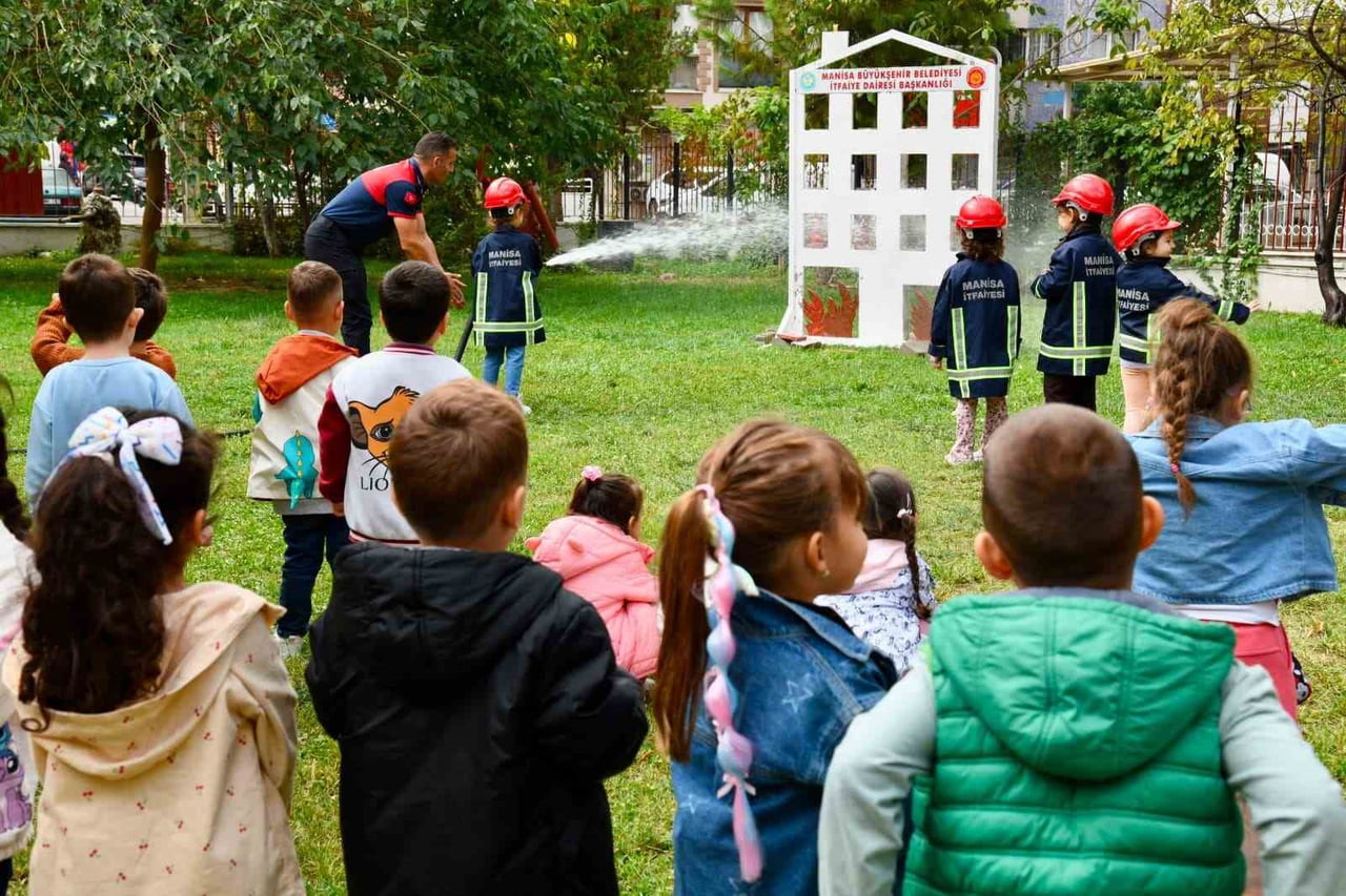 YUNUSEMRE BELEDİYESİ ÇOCUK KÜLTÜR VE SANAT MERKEZLERİNDE EĞİTİM GÖREN MİNİK ÖĞRENCİLER, İTFAİYE...