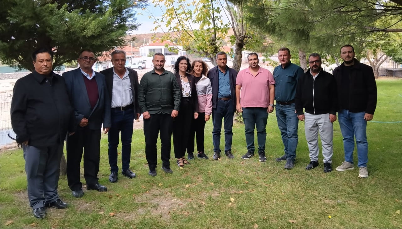 YUNUSEMRE MUHTARLAR DERNEĞİ BAŞKANI BEDRİYE PEHLİVAN, GEÇMİŞ YILLARA AİT SU TAHSİS BELGELERİNİ...