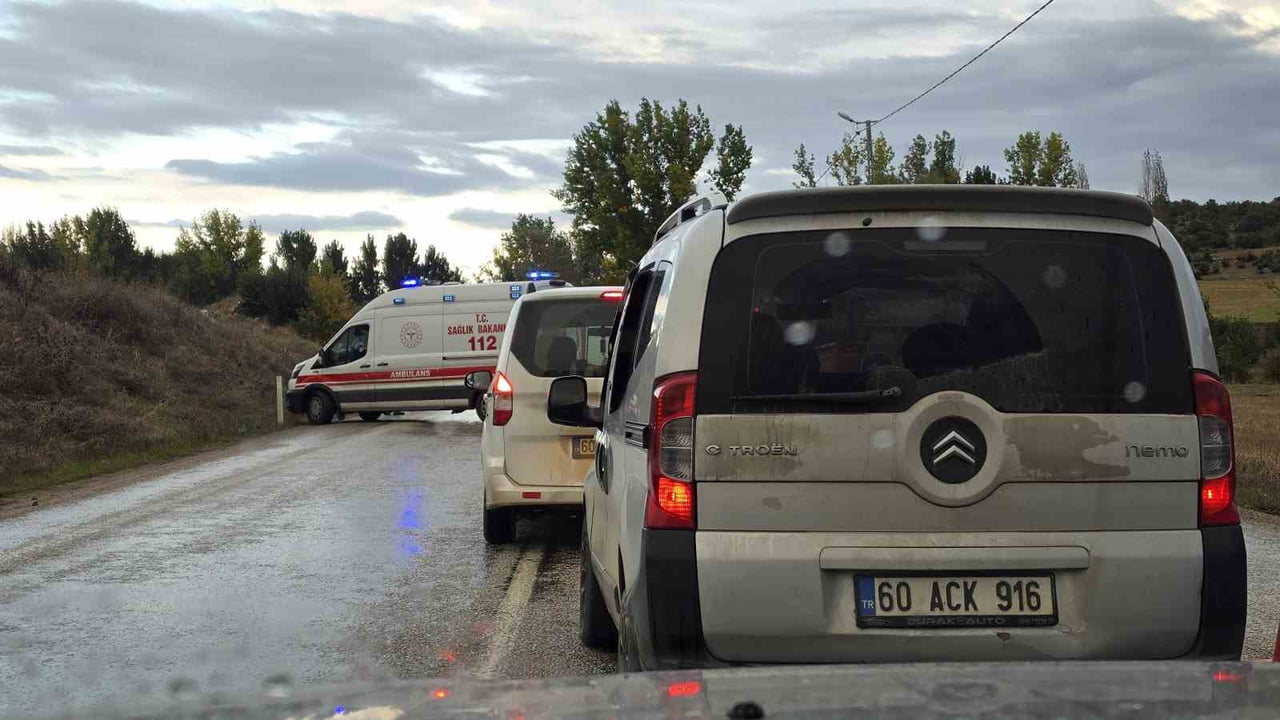 ZİLE – TURHAL KARAYOLU’NDA İKİ OTOMOBİL KAFA KAFAYA ÇARPIŞTI. MEYDANA GELEN KAZADA 5 KİŞİ...