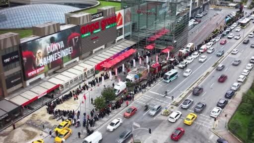 Zincir market açılışında indirim izdihamı: Kuyruk böyle görüntülendi