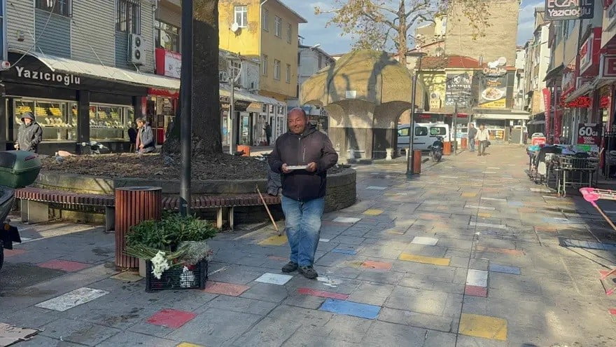 ZONGULDAK'IN ALAPLI İLÇESİNDE AYAKKABI BOYACILIĞI YAPARAK GEÇİMİNİ SAĞLAYAN VE MAAŞINI SOKAK...