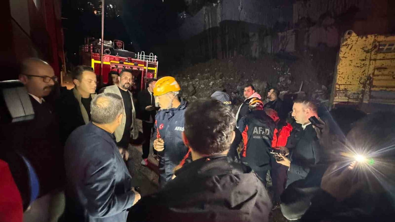ZONGULDAK'TA 2 KATLI BİNANIN ÇÖKMESİ SONUCU ENKAZ ALTINDA KALAN YAŞLI KADININ CANSIZ BEDENİNE...