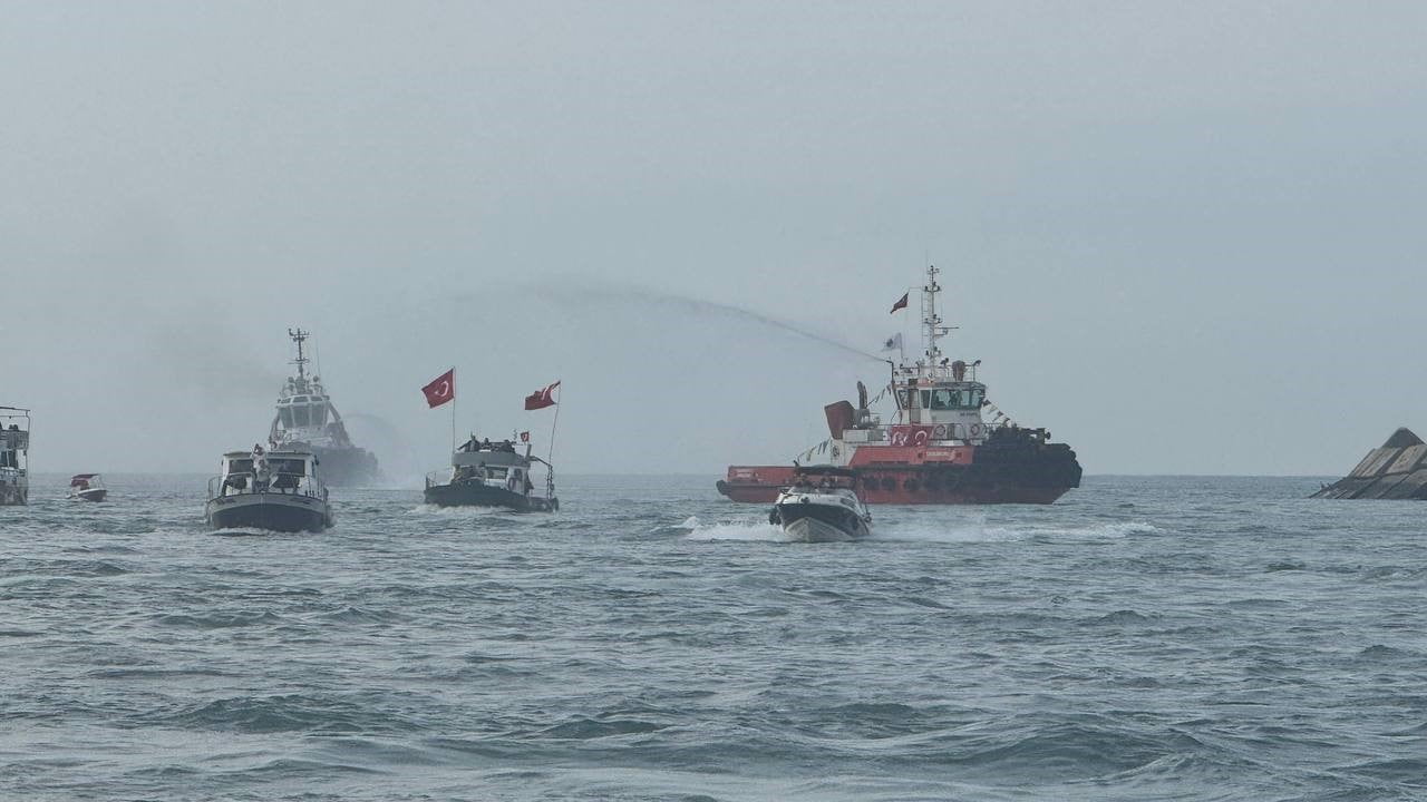 ZONGULDAK'TA 29 EKİM CUMHURİYET BAYRAMI DOLAYISIYLA RÖMORKÖRLER VE TEKNELERİN KATILIMIYLA DENİZDE...
