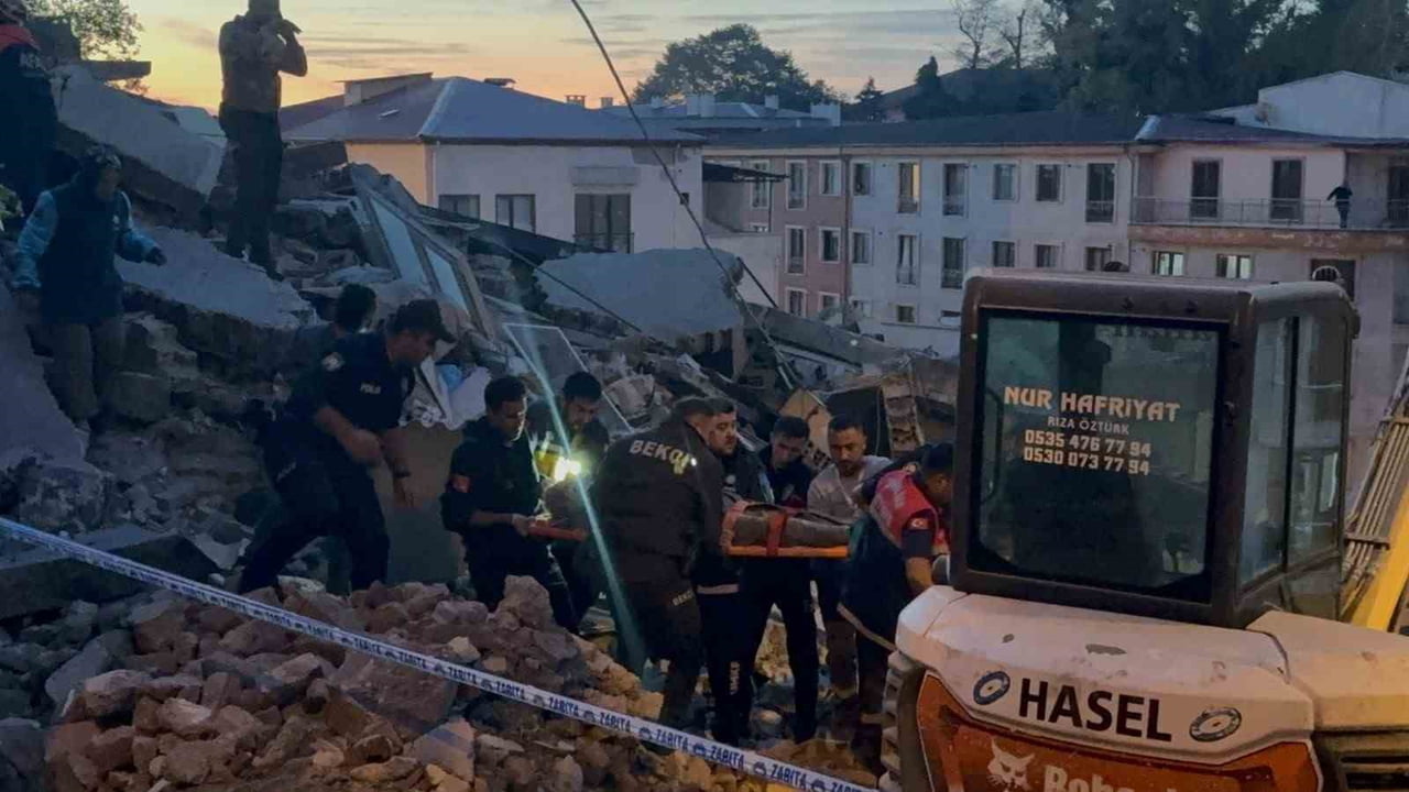 ZONGULDAK'TA DAHA ÖNCE İKİ KATLI BİR BİNADA KISMİ GÖÇÜK YAŞANAN BÖLGEDE 3 KATLI BAŞKA BİR BİNA...