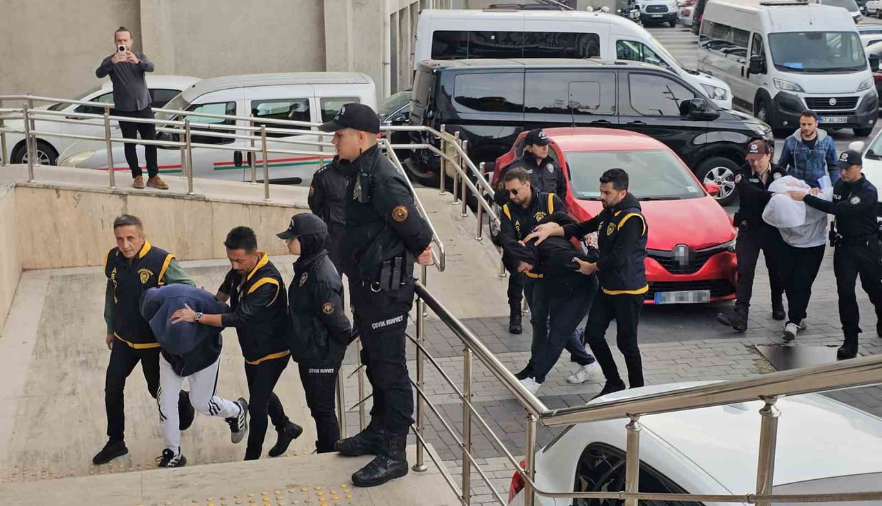 ZONGULDAK'TA DÜĞÜN KONVOYUNDA HAVAYA ATEŞ AÇILMASIYLA İLGİLİ GÖZALTINA ALINAN 3 ŞÜPHELİ ADLİYEYE...