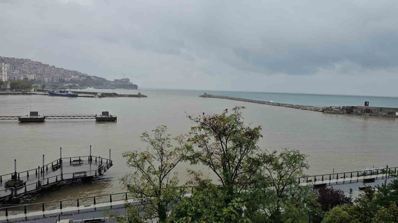 ZONGULDAK'TA ETKİLİ OLAN KUVVETLİ SAĞANAĞIN ARDINDAN KENT MERKEZİNDEKİ DERELERDEN DENİZE TAŞINAN...